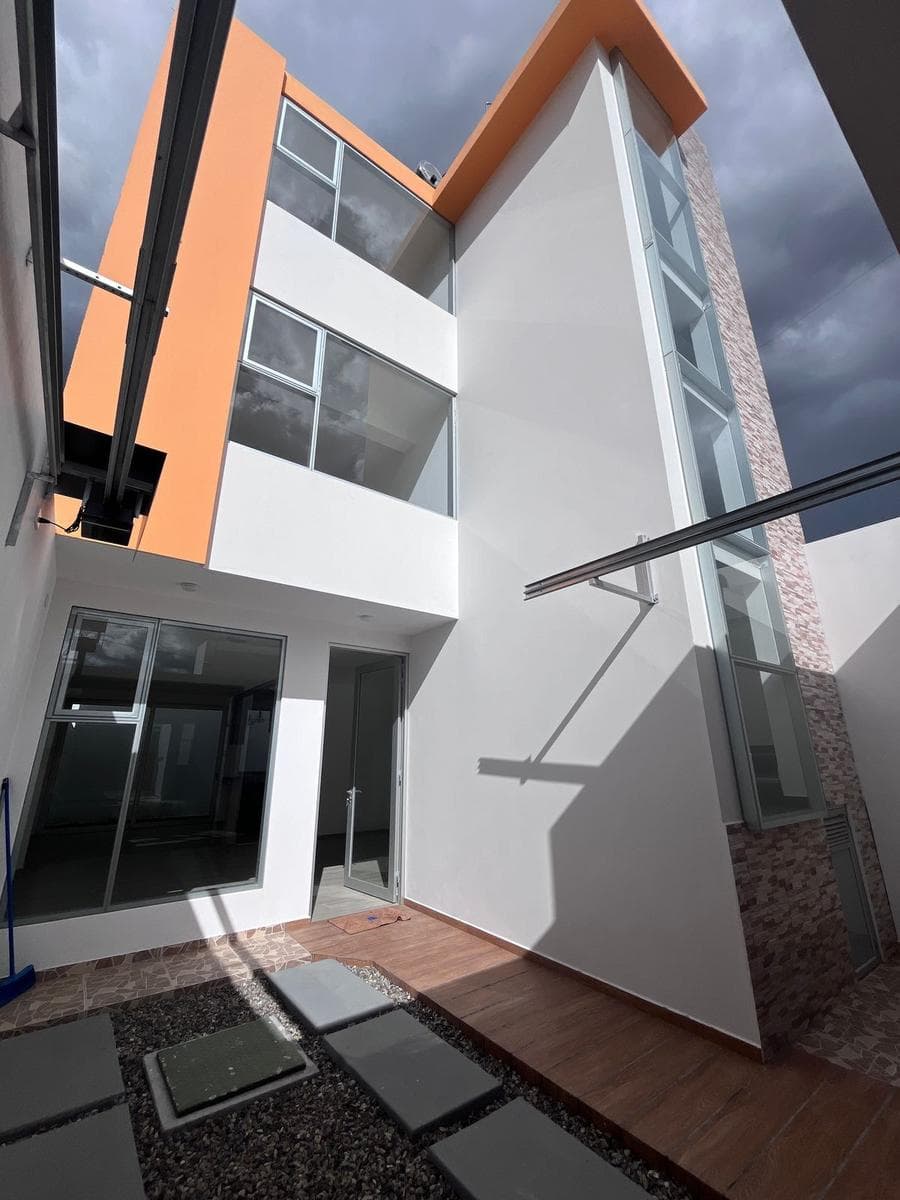 Casa de 3 Pisos con 4 dorm Urb. Parques de Hyo cerca a la UPLA - 2