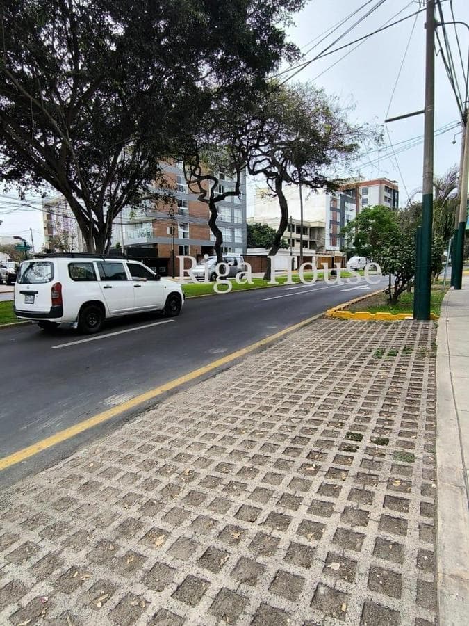 VENTA DE CASA ESQUINA IDEAL PARA OFICINAS,CONSULTORIOS - 1º PISO COMERCIO - EN SURCO - 1