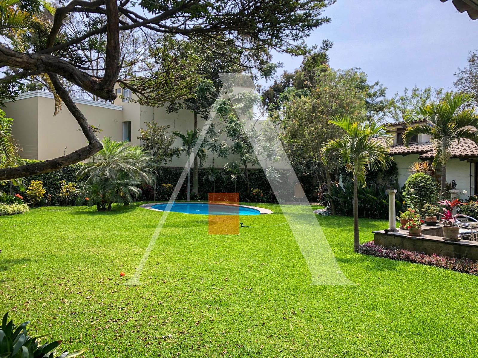 Amplia Casa en Venta en Monterrico Terreno de 1717m2 - Cerca a la Univ de Lima - 1