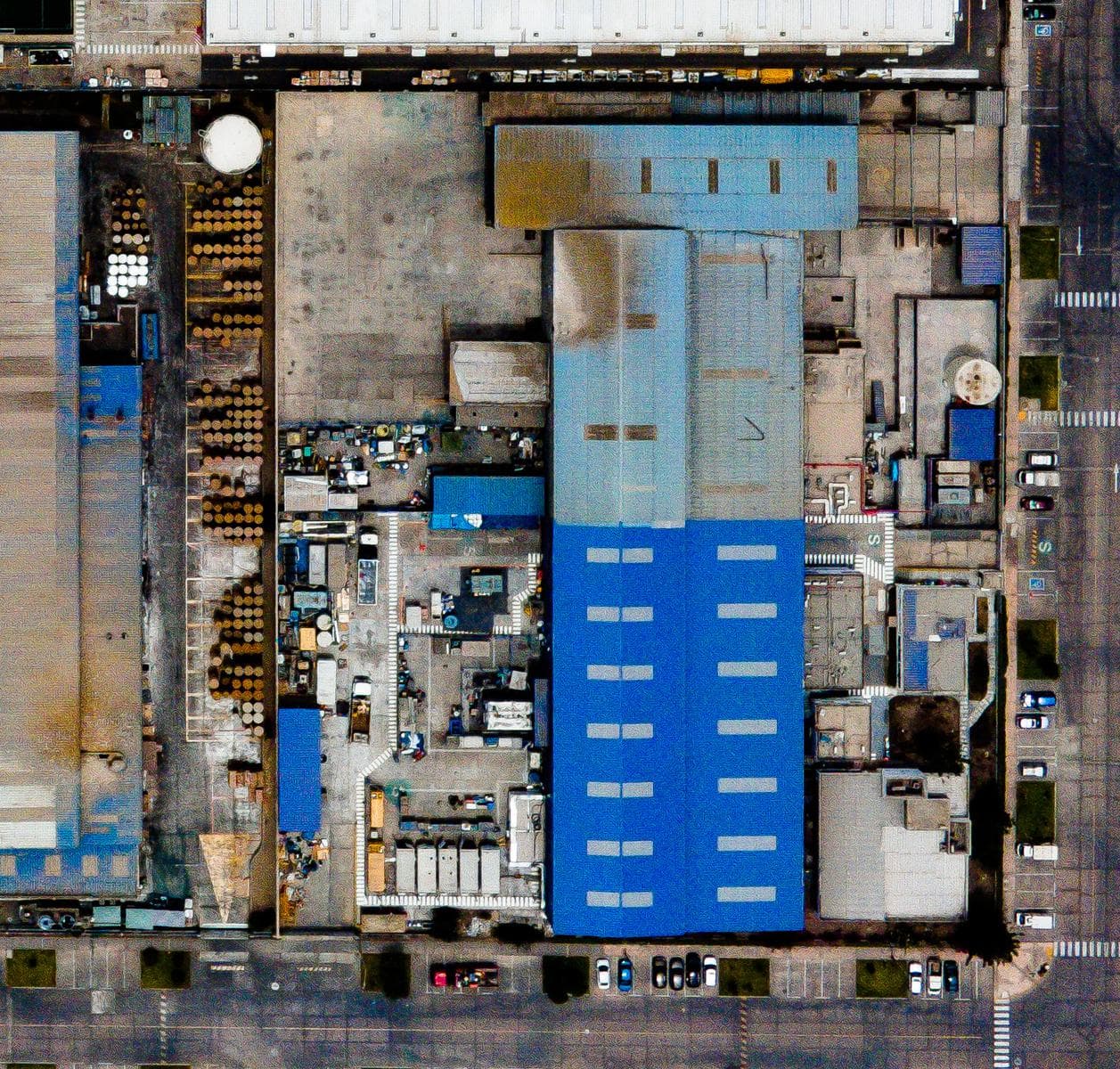 SE VENDE LOCAL INDUSTRIAL ALQUILADO A EMPRESA TRANSNACIONAL (IDEAL PARA INVERSION) - 2