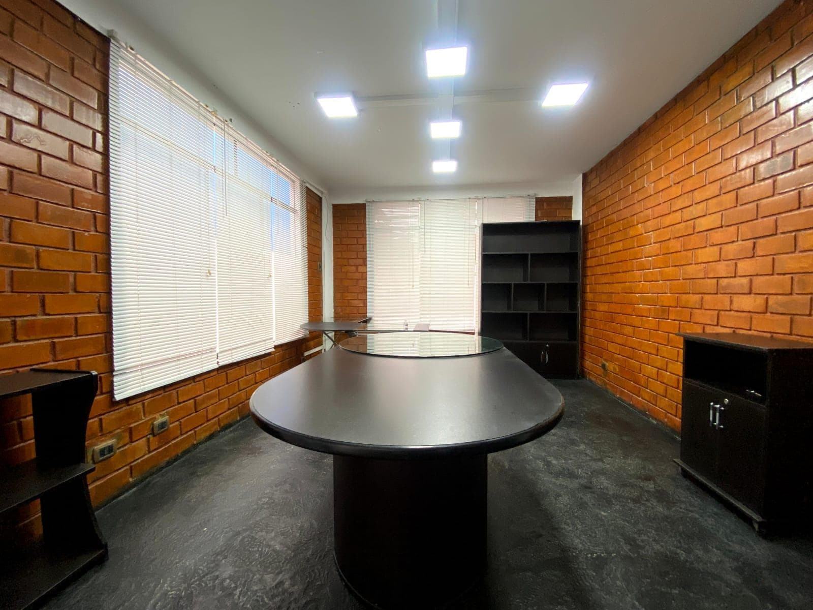 ALQUILO MODERNA OFICINA EN 1ER, PISO - CHORRILLOS - 1