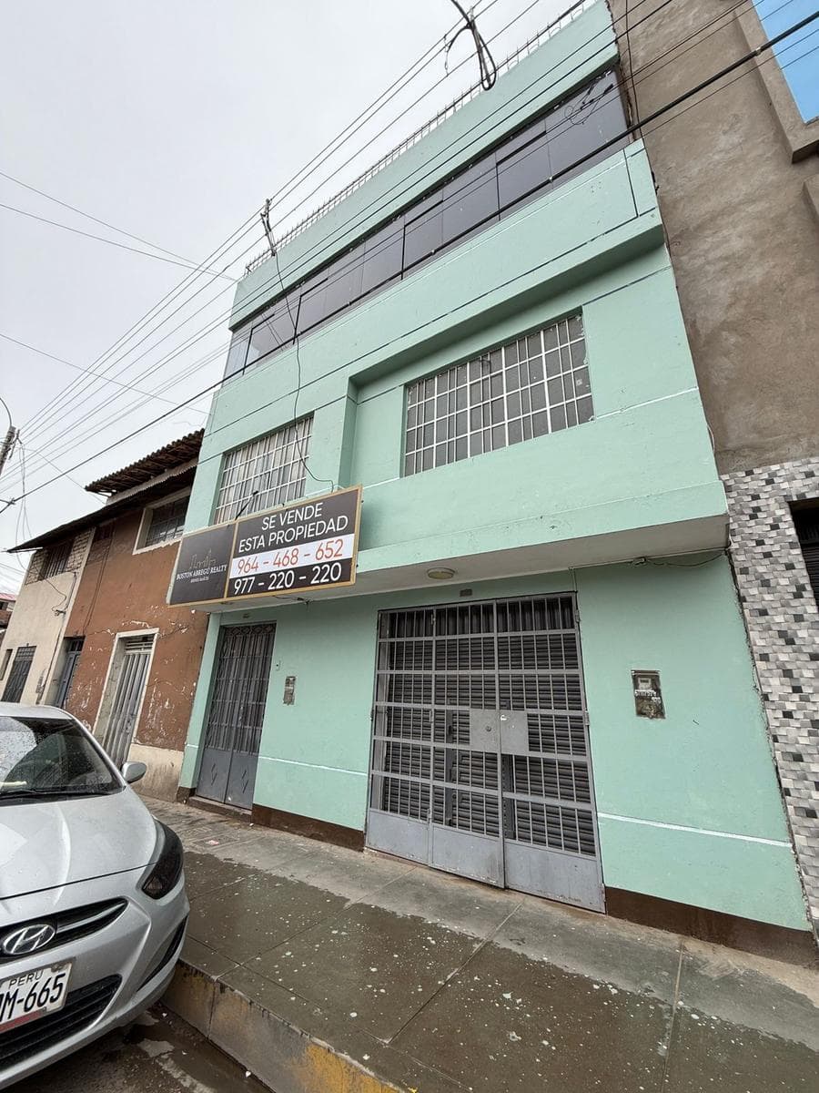 Propiedad de 3 Pisos mas Local Comercial a precio de Terreno Centro de Huancayo - 1