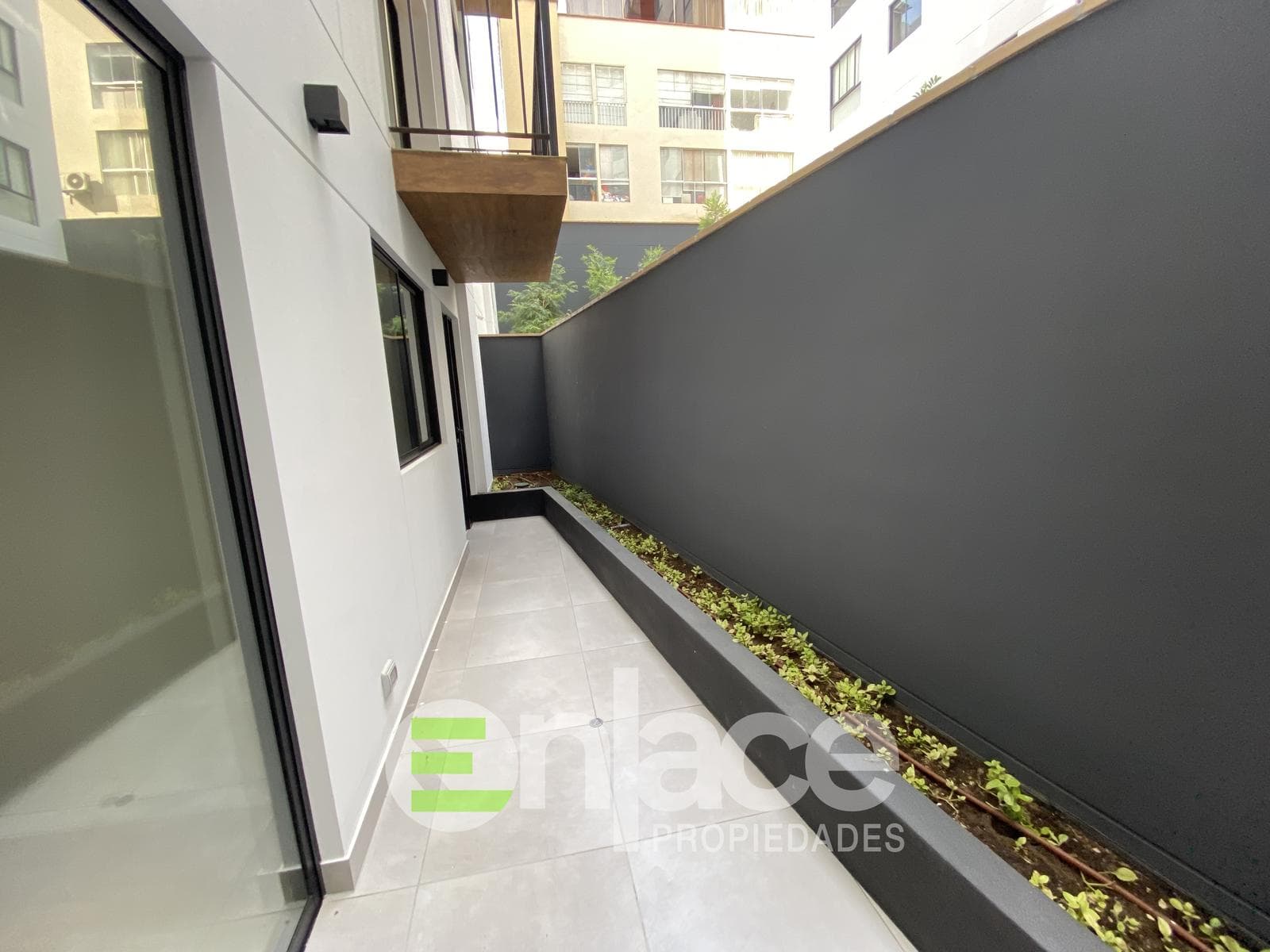 Hermoso departamento de estreno en primer piso con terraza y jardinera en Miraflores - 1