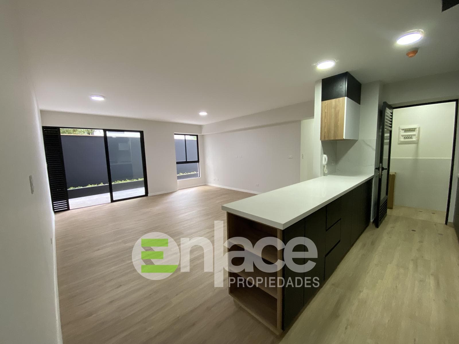 Hermoso departamento de estreno en primer piso con terraza y jardinera en Miraflores - 1