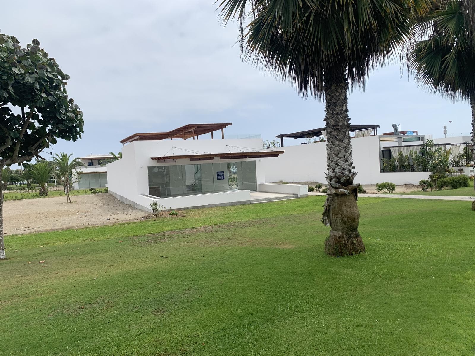 Venta de casa de playa de estreno en Playa El Coral Asia - 1