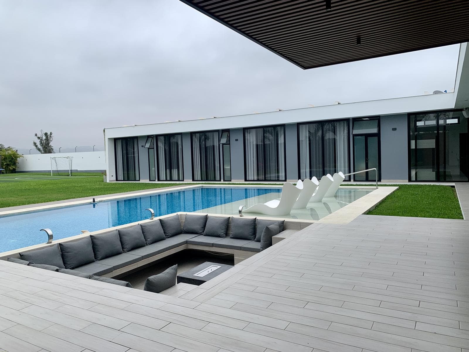 Venta de Lujosa Casa con Piscina y Zona Deportiva en Cañete - 1