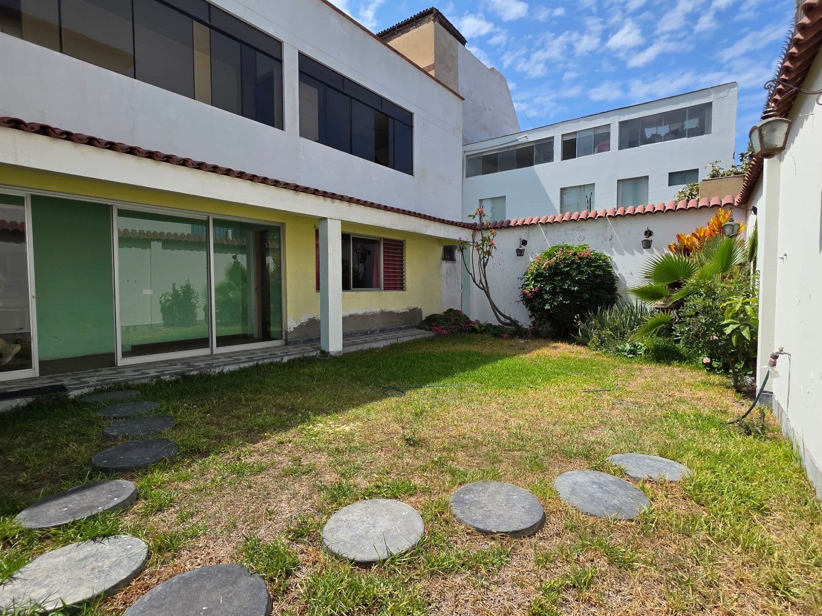 CASA COMO TERRENO | 2 PISOS | JARDÍN | SAN ISIDRO - 1