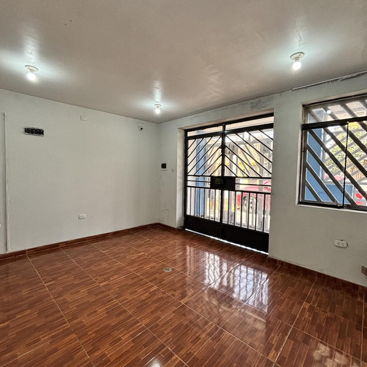 VENDO CASA COMERCIAL DE 3 PISOS CERCA A ESSALUD - 2