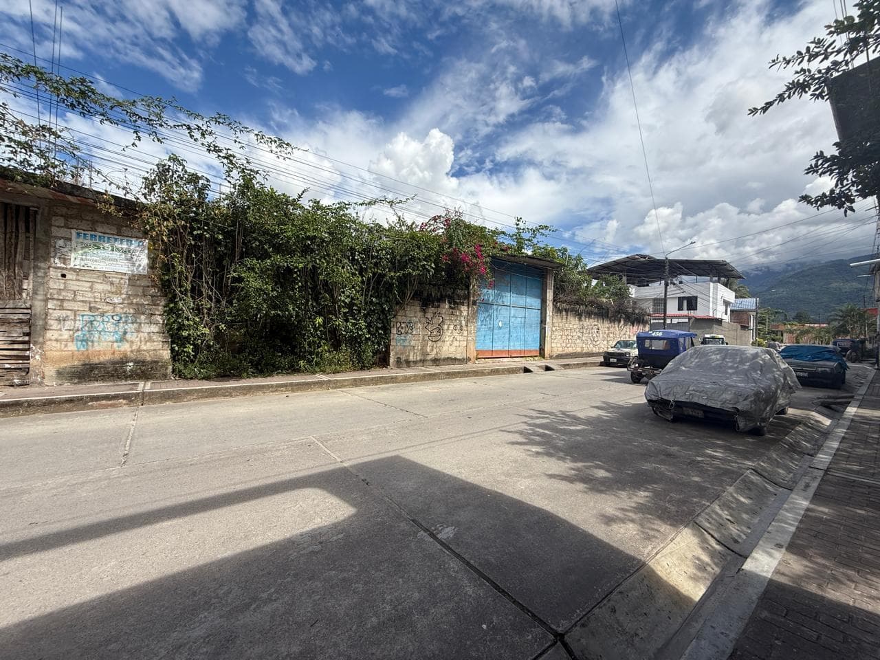 Se Vende Terreno de 1361 m2 con Doble Frontis y Casa de 2 Pisos - San Ramon - 2