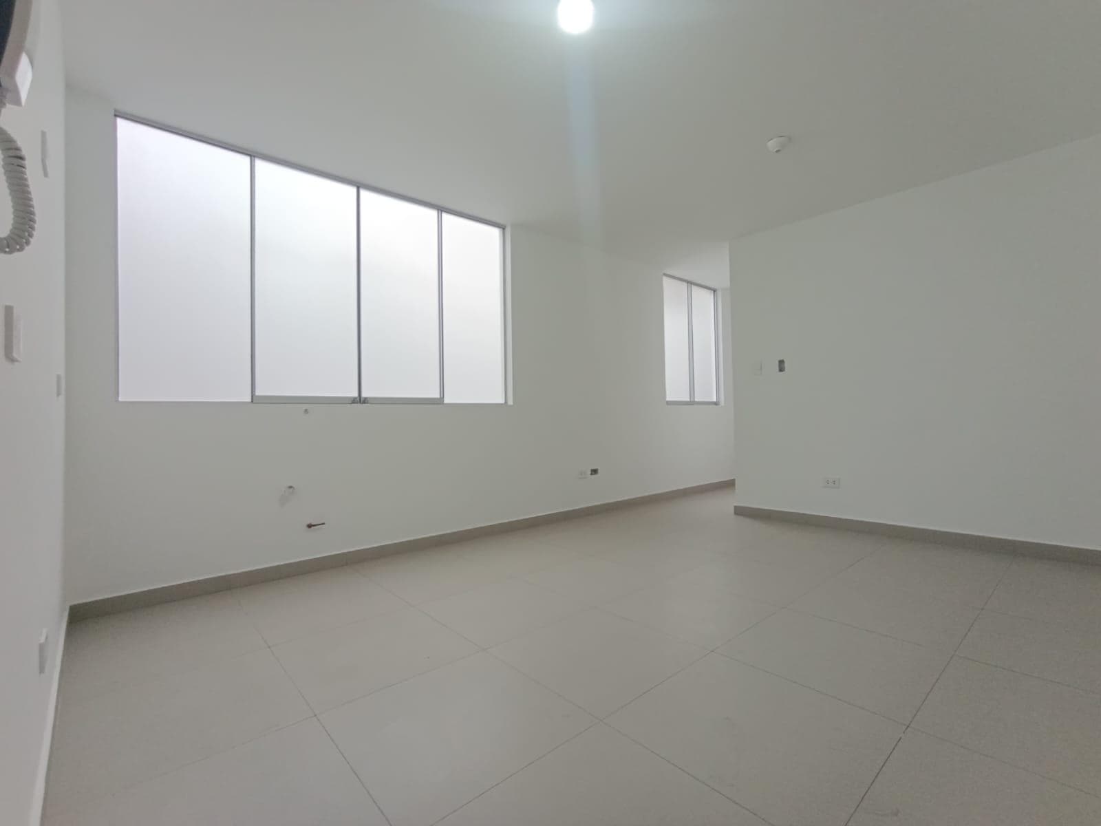 Oficina Moderna Y Silenciosa En Breña: ¡Perfecta Para Empezar Ya! - 1