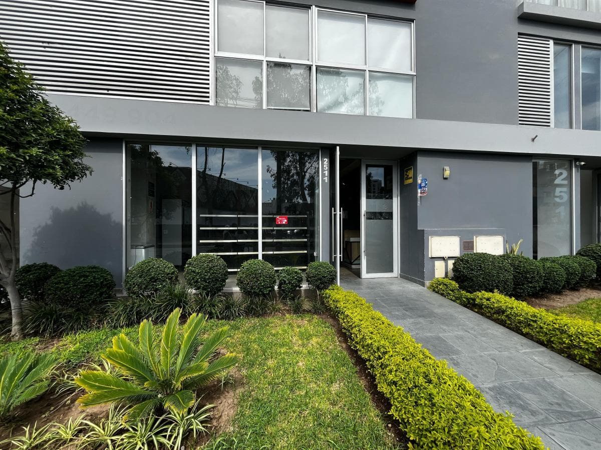 Venta De Local Comercial Con Excelente Ubicación En Lince - Incluye Cochera - 1