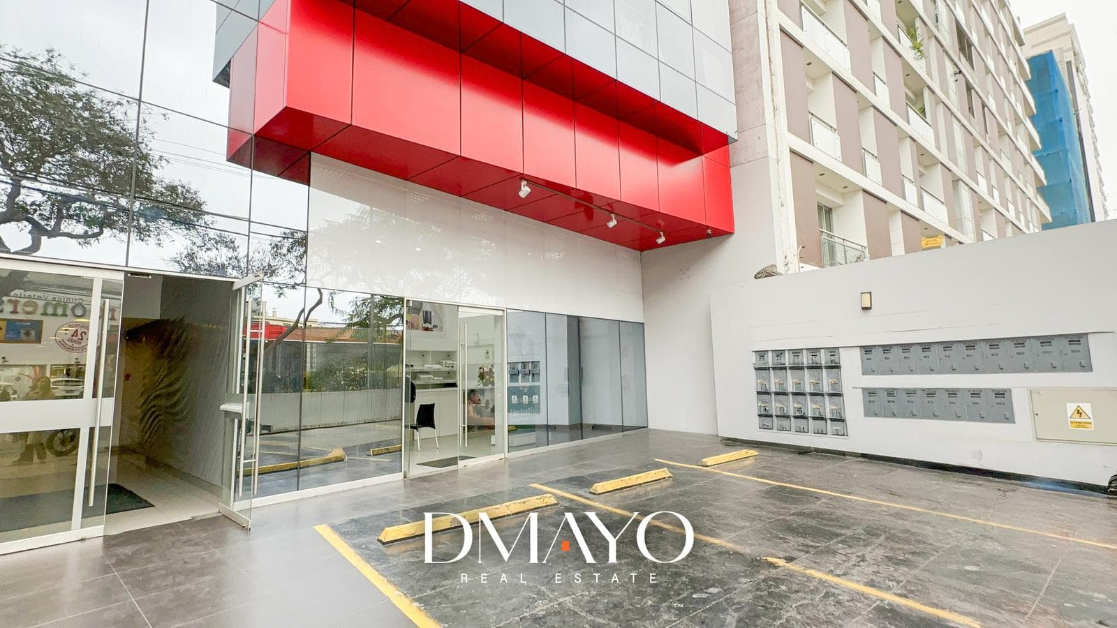 VENTA DE EXCELENTE LOCAL COMERCIAL EN BENAVIDES CON 5 COCHERAS. A MEDIA CUADRA DE WONG. - 1