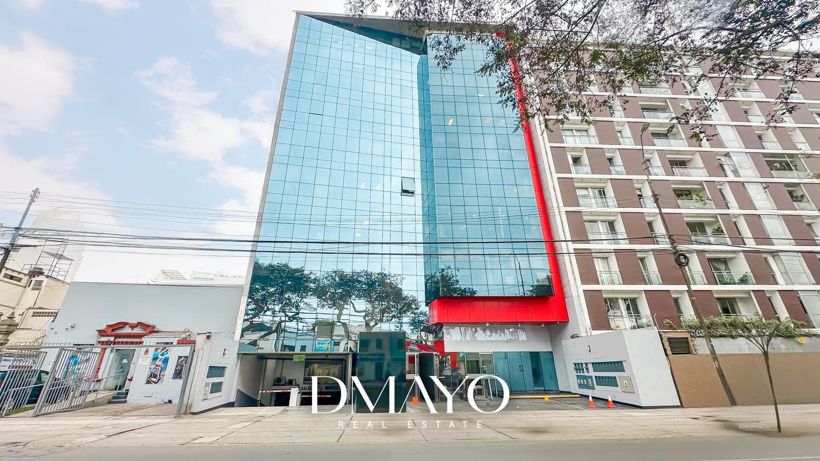 VENTA DE EXCELENTE LOCAL COMERCIAL EN BENAVIDES CON 5 COCHERAS. A MEDIA CUADRA DE WONG. - 2