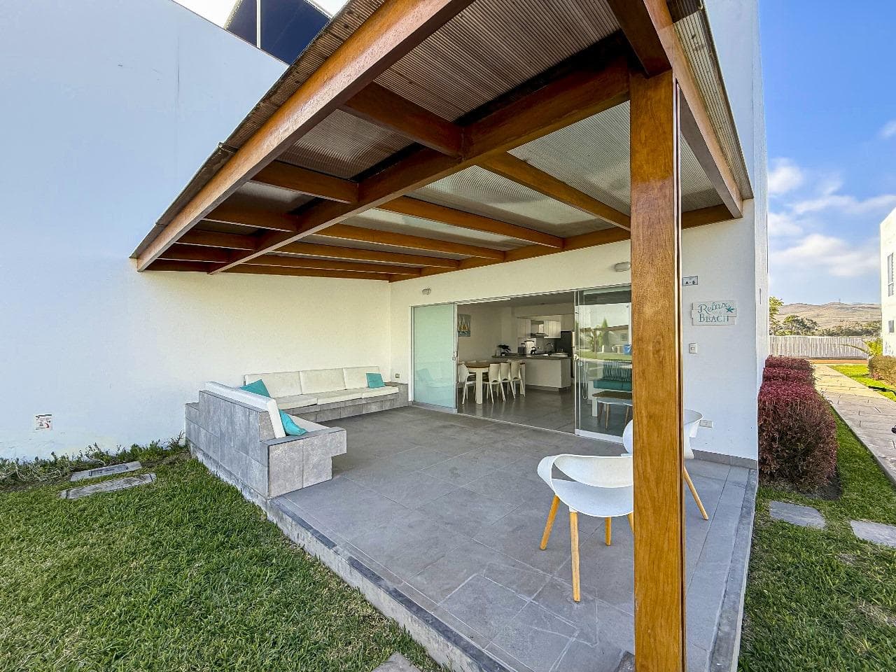 Se Vende Linda Casa De Playa En Condominio Kentia Puerto Viejo Km 71 Panam. Sur - 1