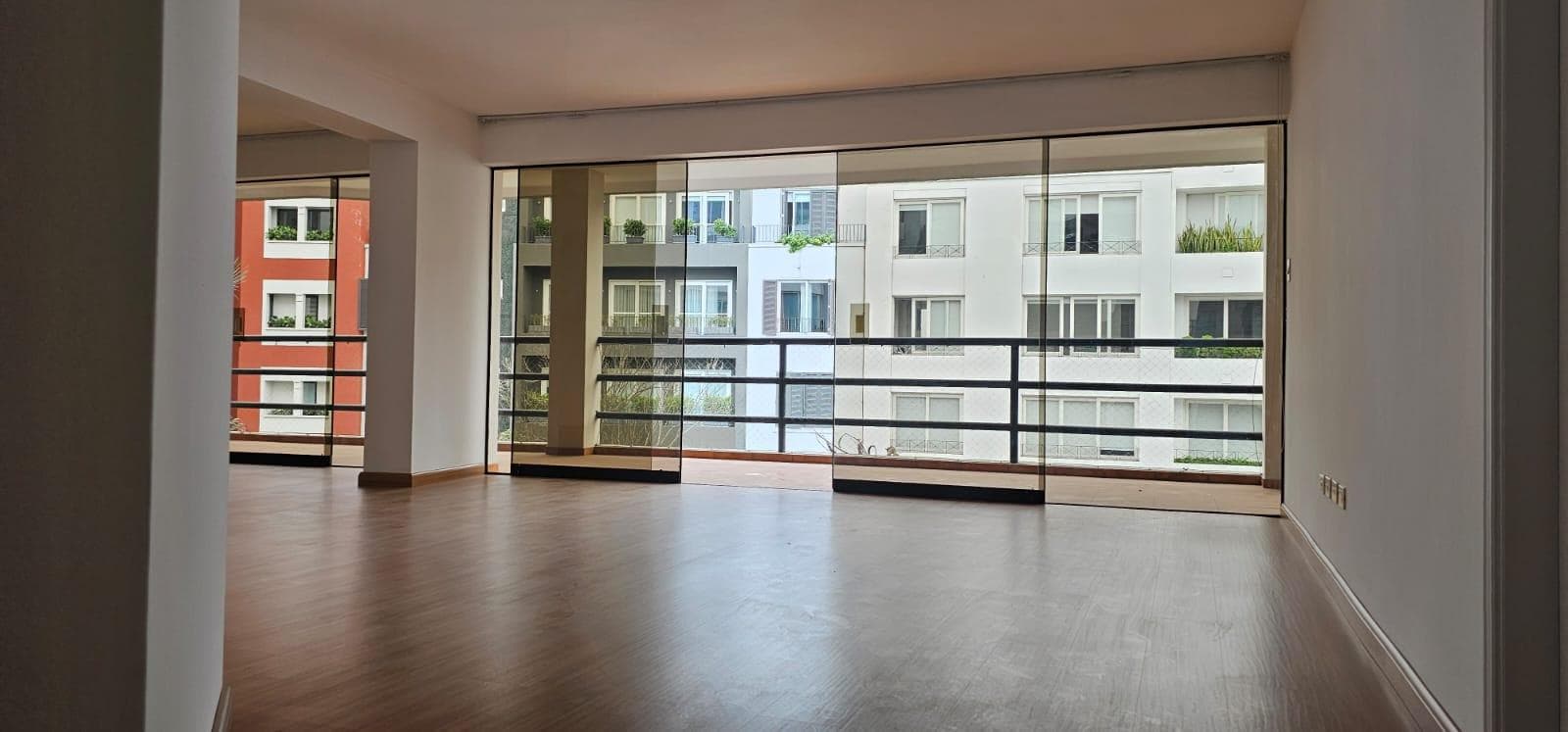 Venta de Lindo Departamento con Terraza y Salida a Parque – San Isidro Tradicional - 1