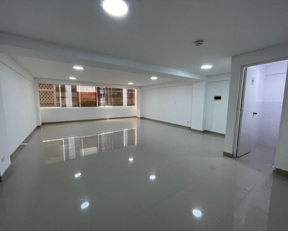 SE VENDE OFICINA EN CENTRO EMPRESARIAL JESUS MARIA ID: 3 6 5 9 2 - 2