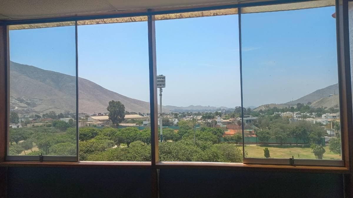 OFICIA EN ALQUILER CON VISTA A PARQUE 66m² 2do PISO EN URB. EL SOL DE LA MOLINA - 1