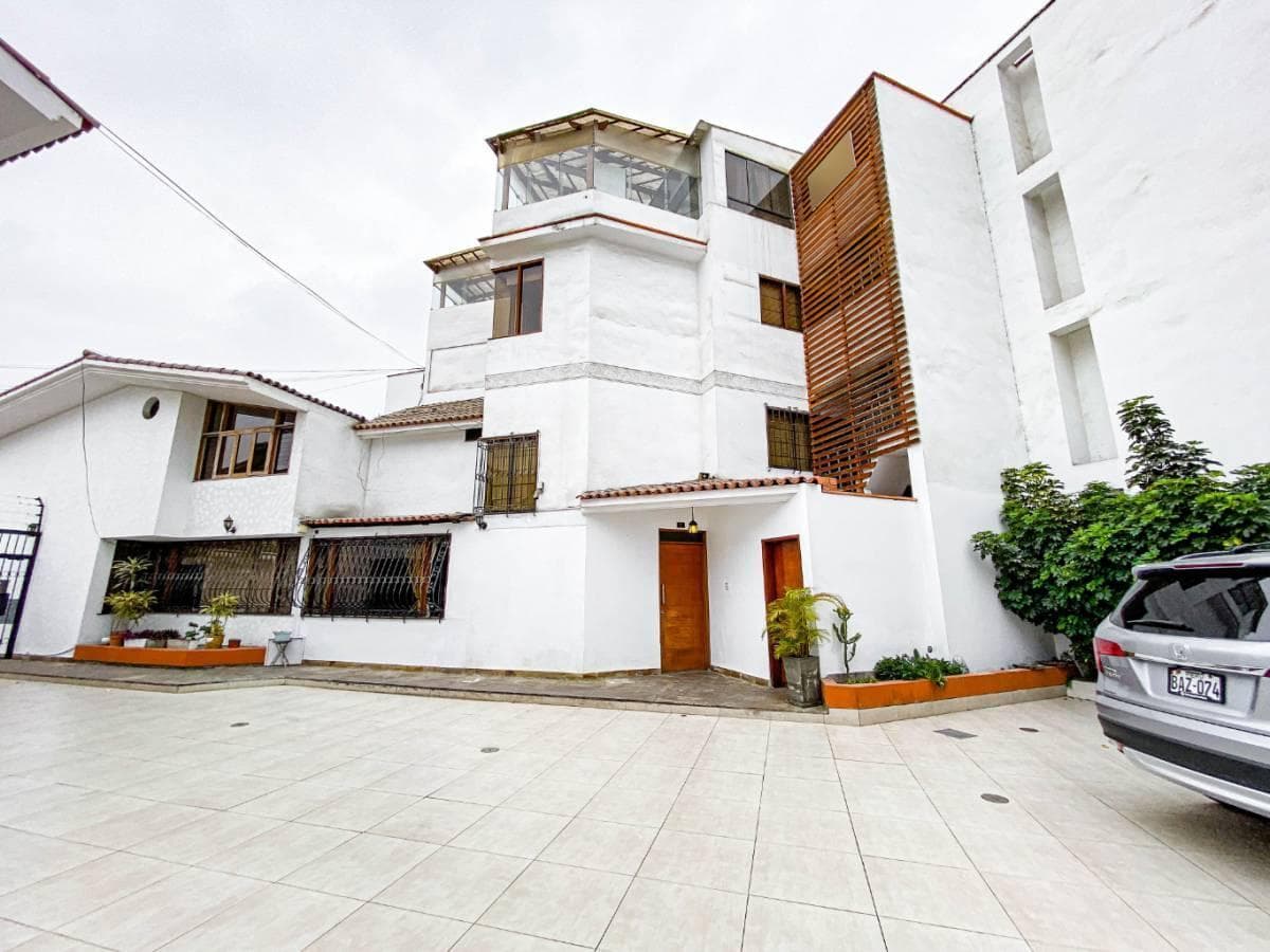 CASA DE 4 PISOS EN VENTA - MONTERRICO NORTE - 1