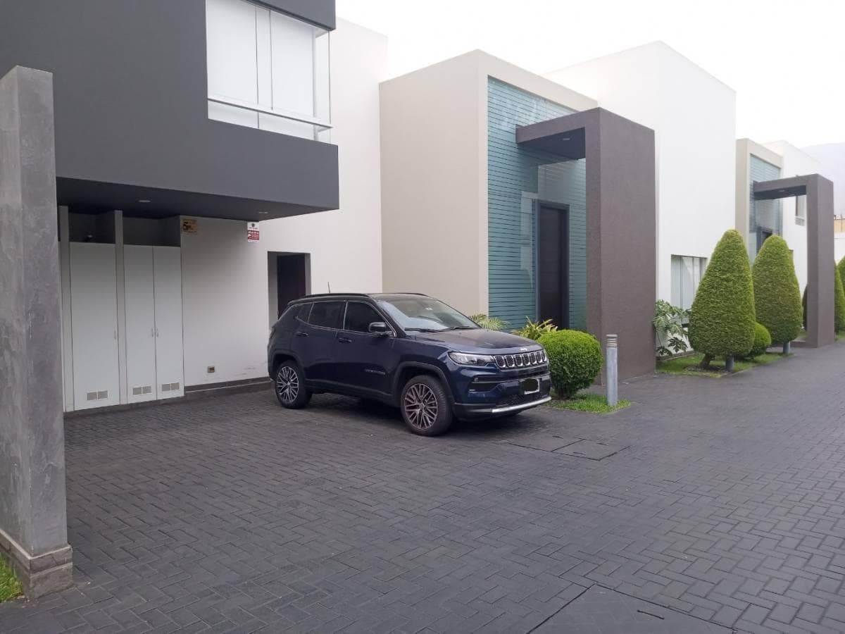VENTA DE CASA CON PISCINA Y JARDÍN - LA MOLINA Id: 3 6 9 6 9 - 1