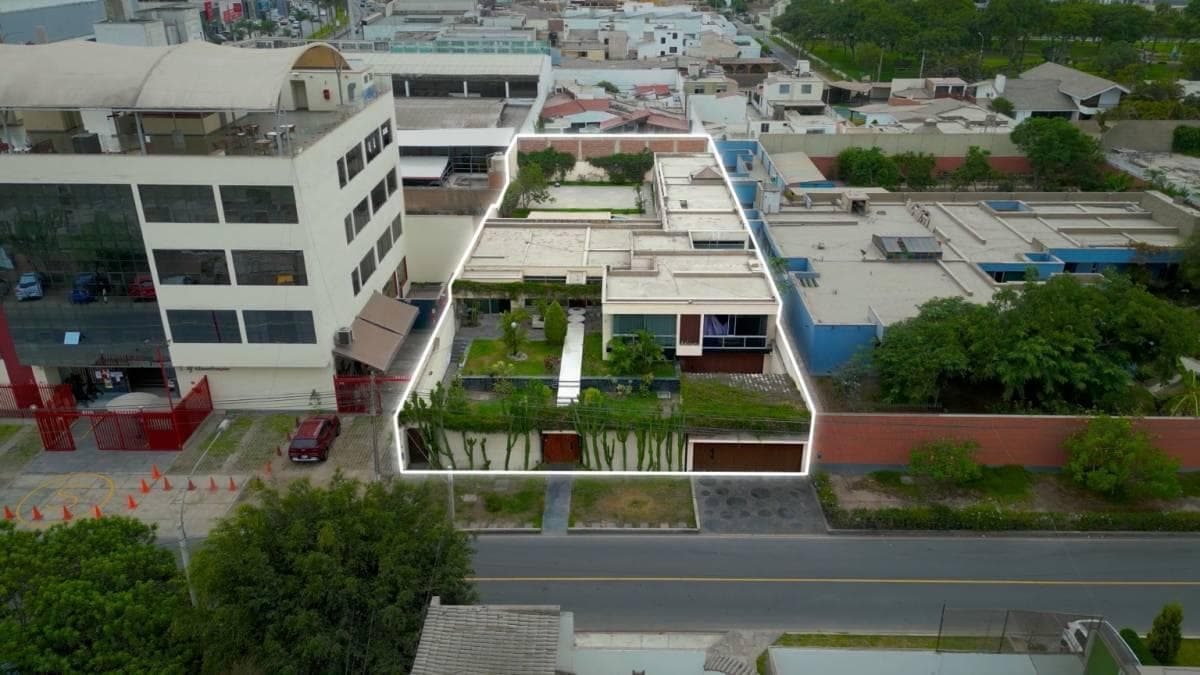 VENTA DE CASA COMO TERRENO - 1,168 m2 - RESIDENCIAL MONTERRICO, LA MOLINA - 1