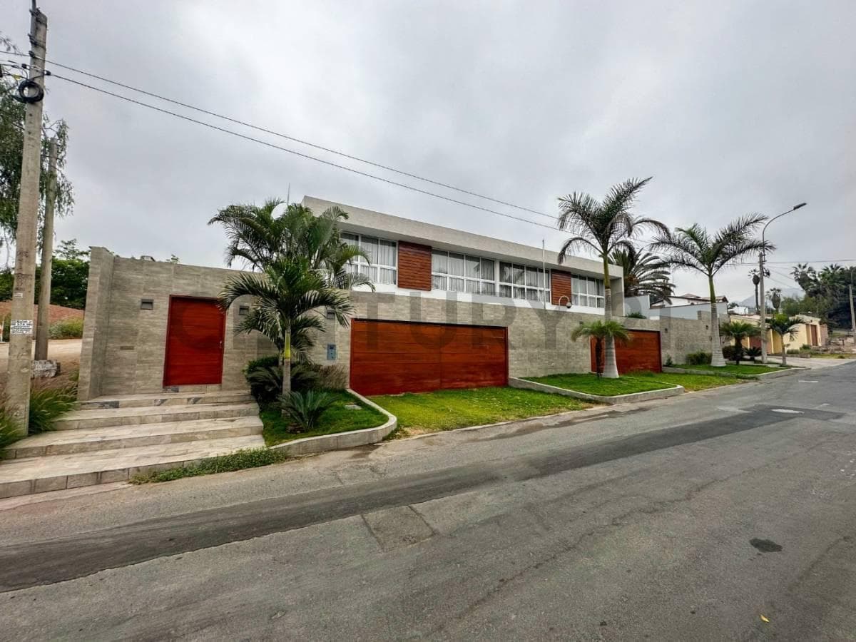 VENTA DE EXCLUSIVA CASA FRENTE A LA LAGUNA EN LA MOLINA ID: 3 2 1 0 2 - 1