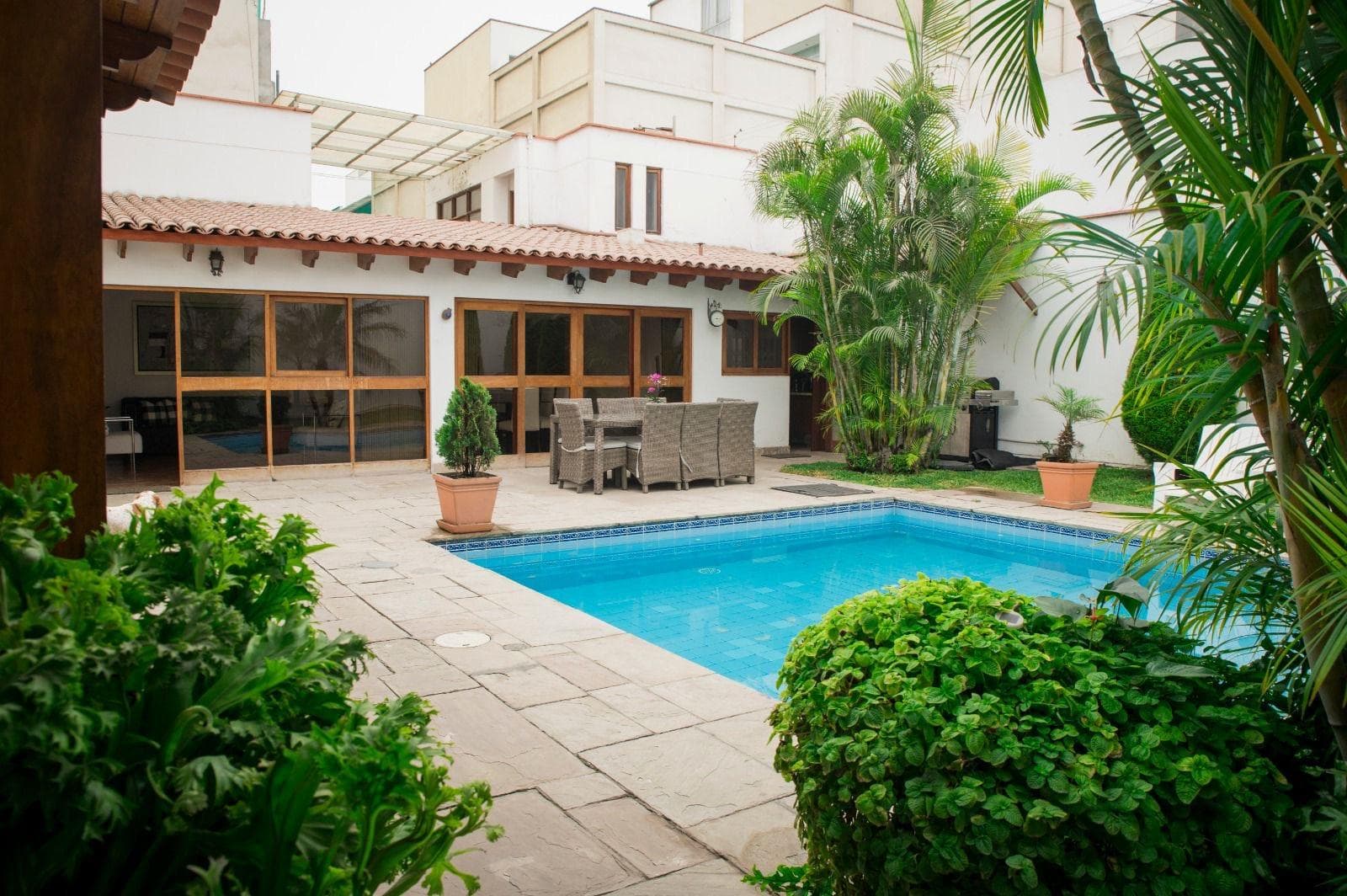 Linda Casa en Chacarilla San Borja.Frente al Pentagonito y a solo media cuadra del parque Aramburú. - 1