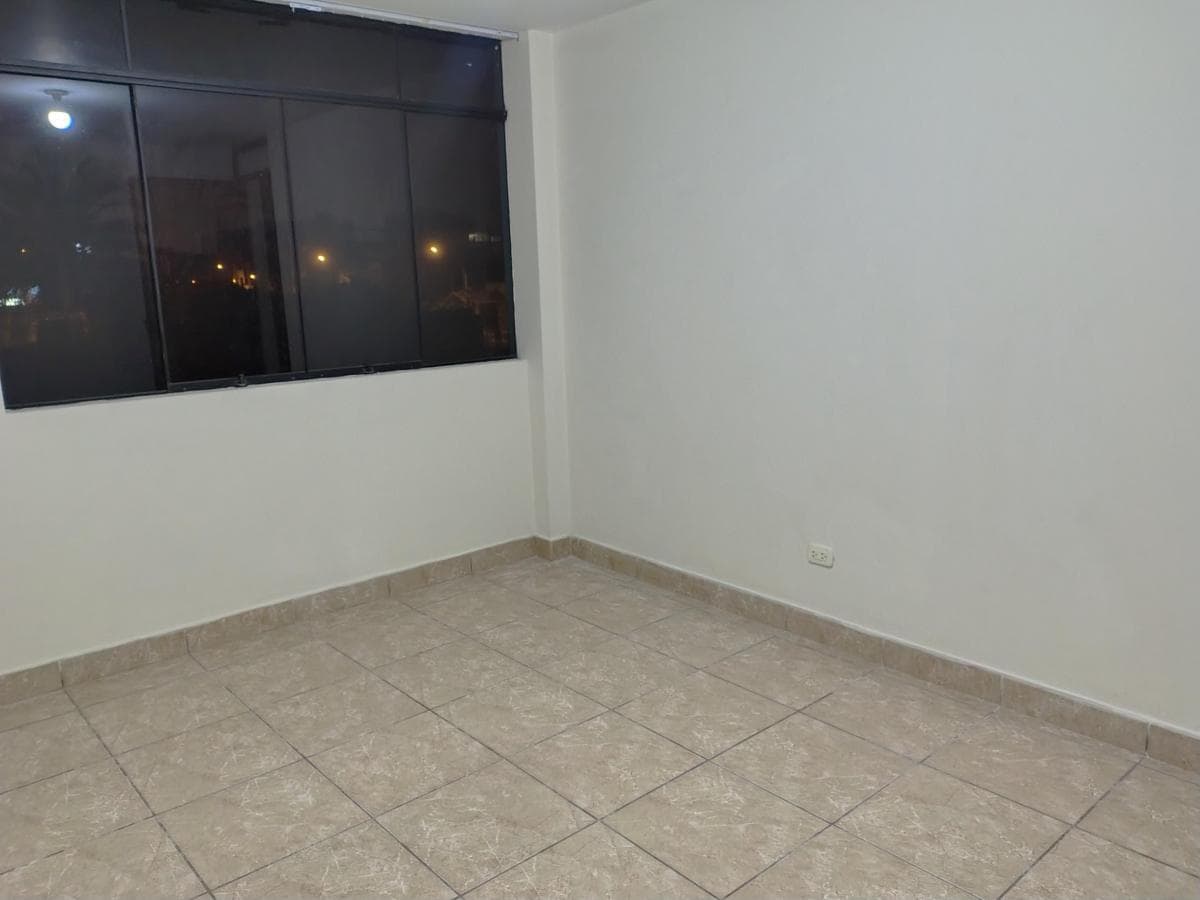 Alquiler de oficina – 3er piso a un paso de Av. Carlos Izaguirre, Los Olivos - 2