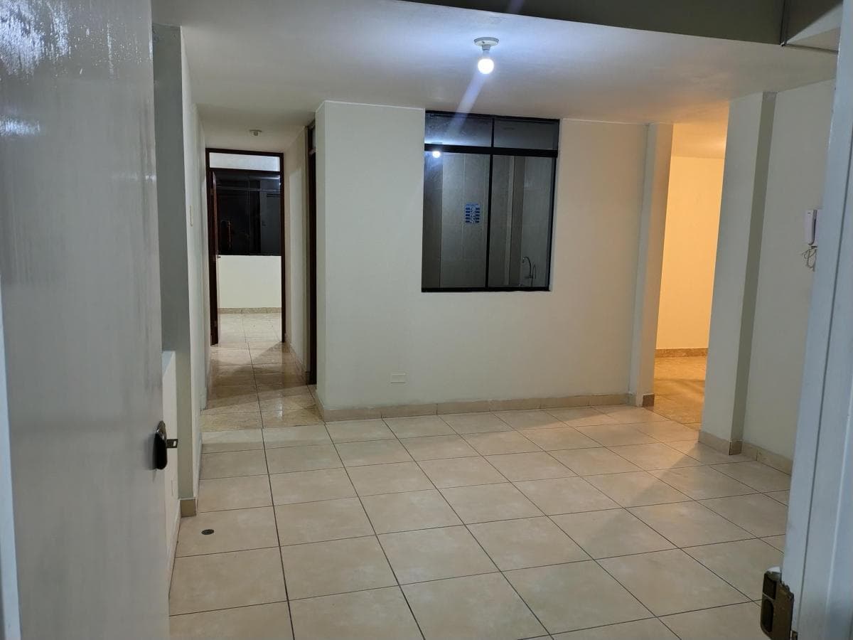 Alquiler de oficina – 3er piso a un paso de Av. Carlos Izaguirre, Los Olivos - 1