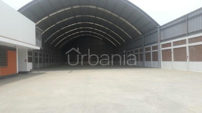 Vendo o Alquilo Local Industrial en Av Nestor Gambetta 56, Callao - 1