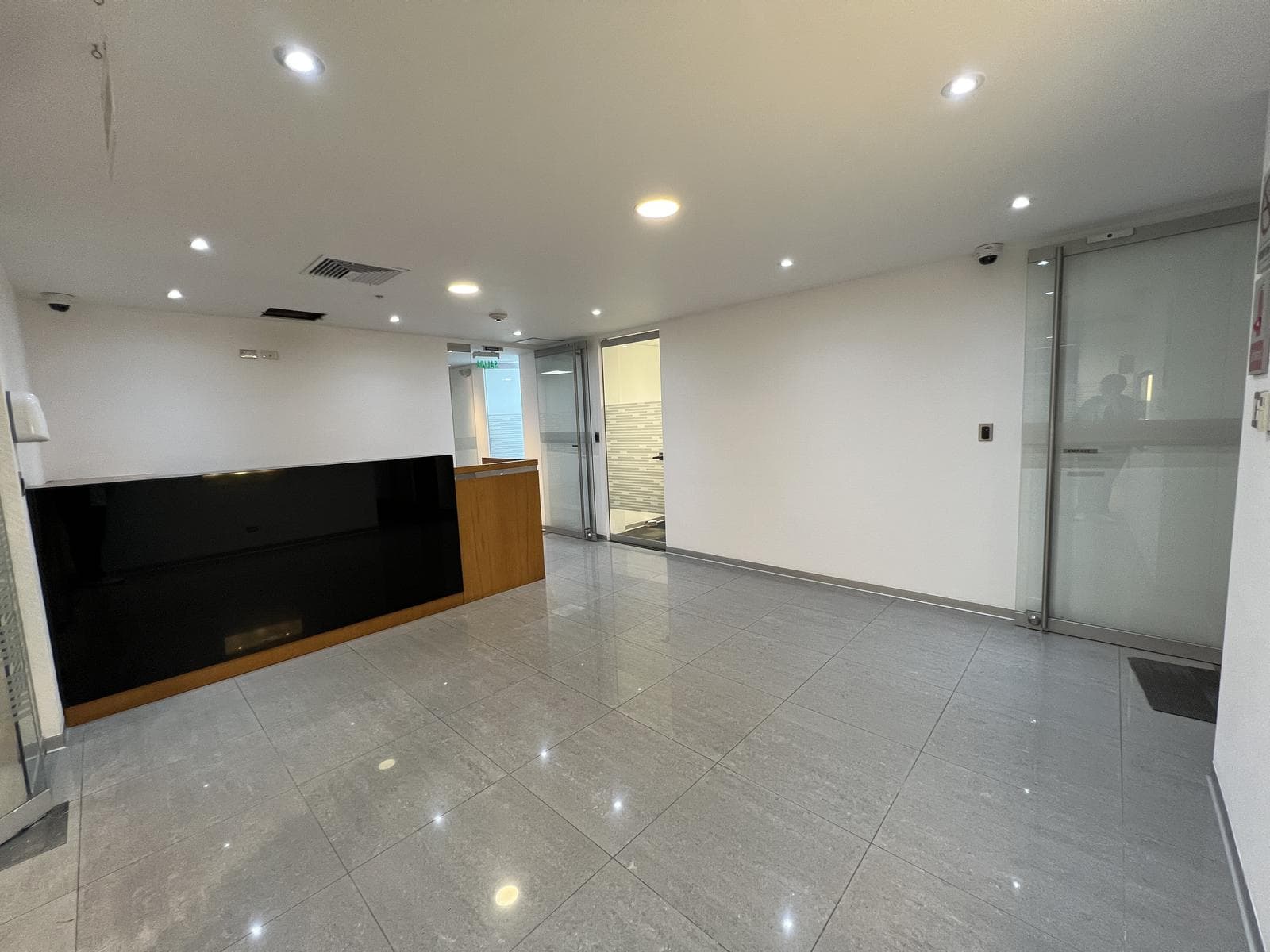 ESPECTACULAR OFICINA FINAMENTE IMPLEMENTADA - 887 M2 - AV. LA PAZ - 1