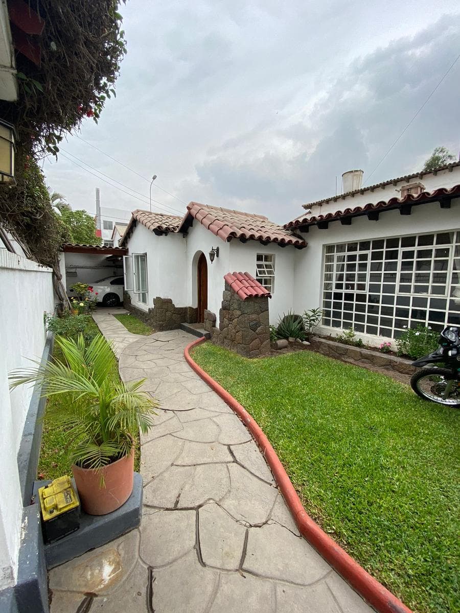 Oportunidad de inversión en Chaclacayo – Casa con zonificación comercial - 1