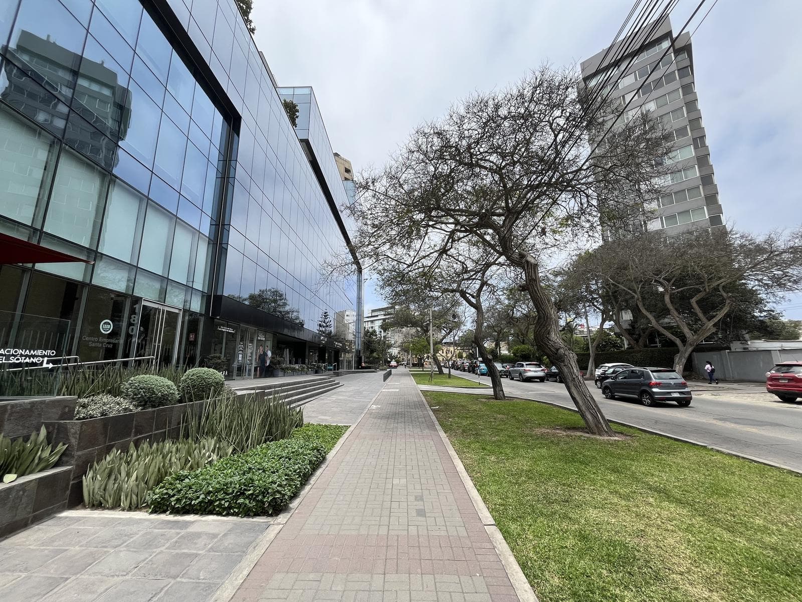 AMPLIA OFICINA DE 417 M2 - MODERNO EDIFICIO CON CERTIFICACION LEED PLATINUM - AV. SANTA CRUZ - 1