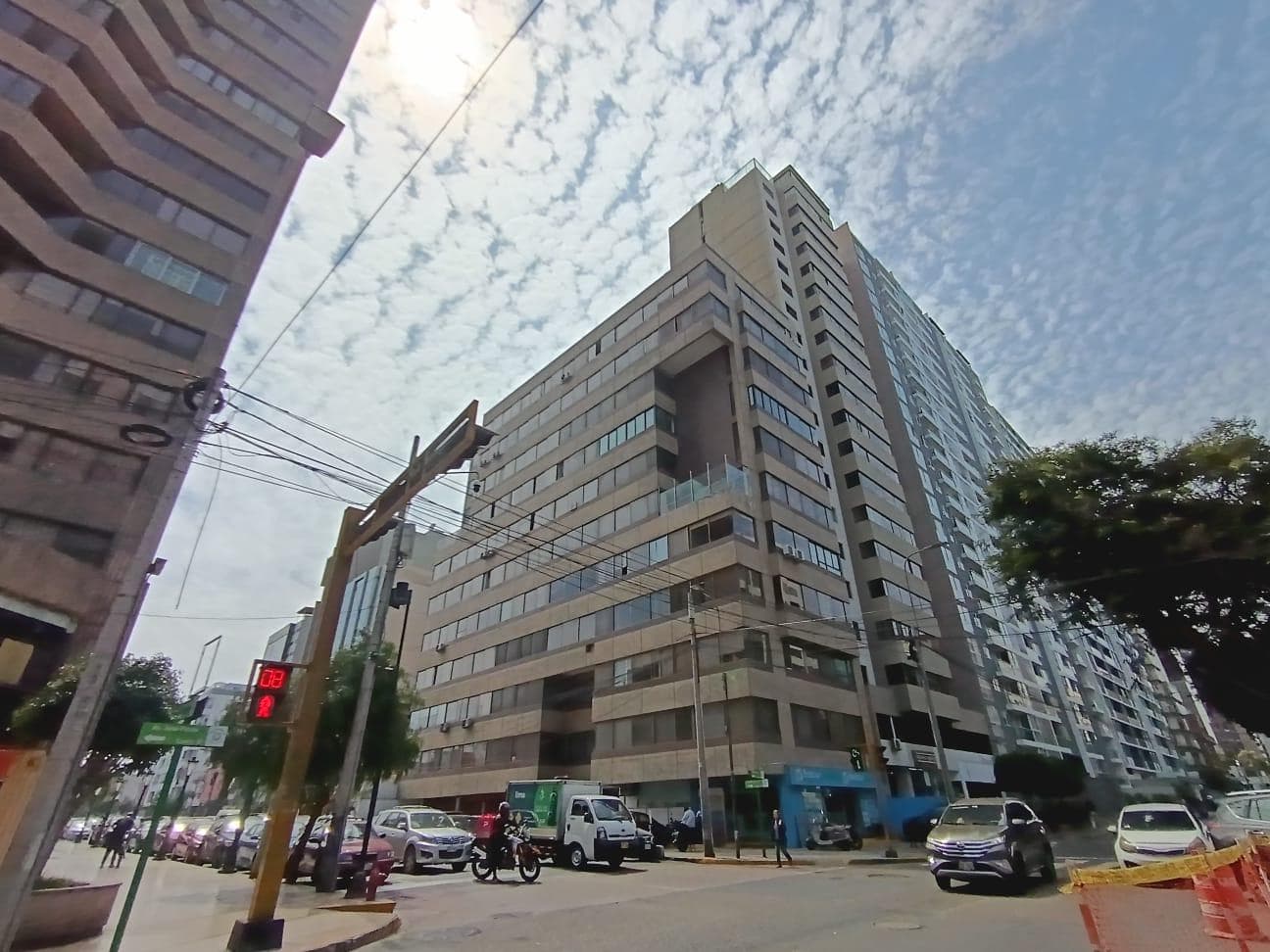 ALQUILA TU OFICINA EN MIRAFLORES! - 1