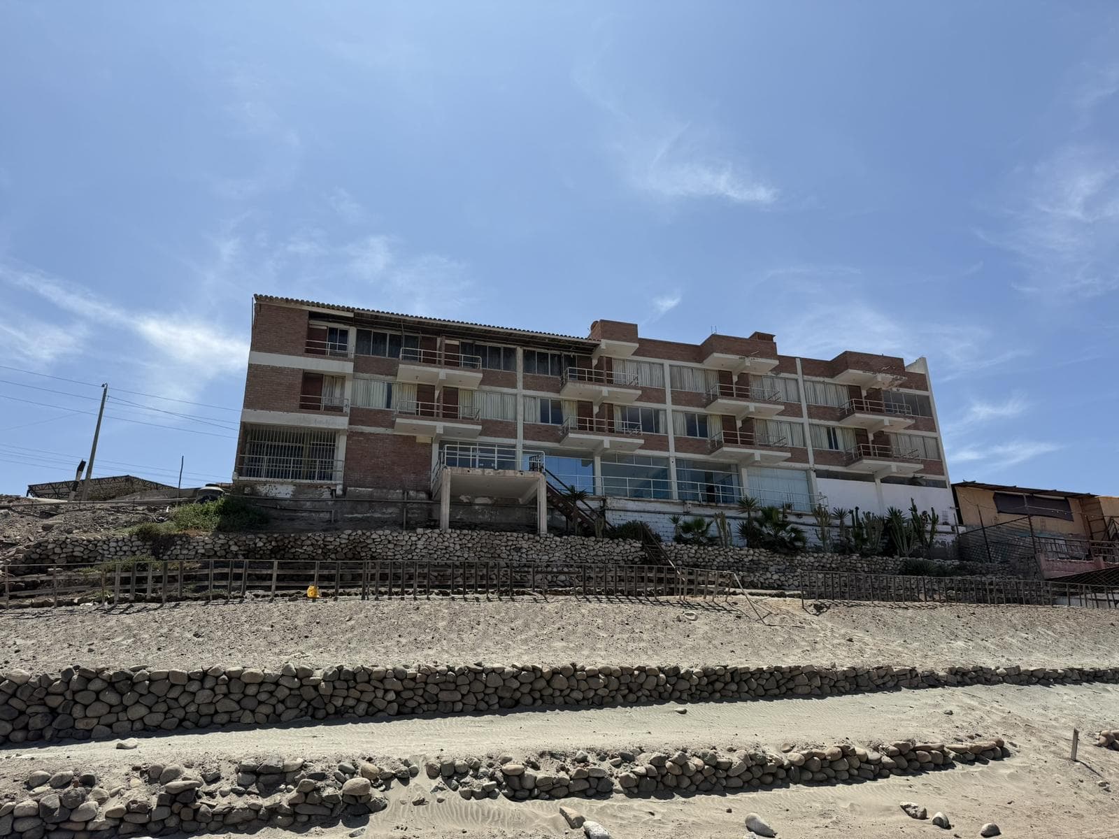VENDEMOS HOTEL EN LA CIUDAD DE CHALA, ESPECTACULAR VISTA AL MAR - 1