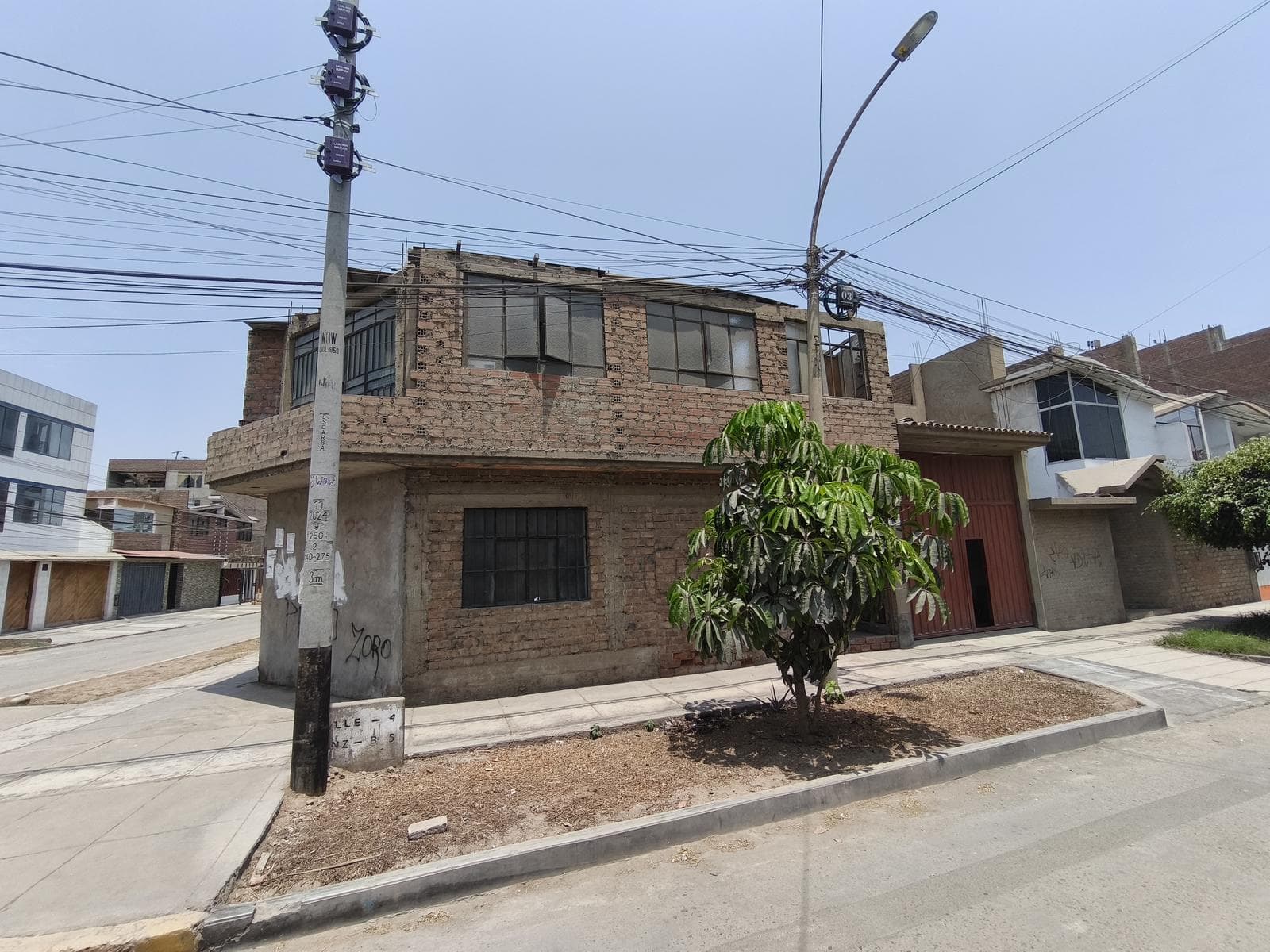 SE VENDE TERRENO EN ESQUINA EN URBANIZACIÓN PRO, LOS OLIVOS - 1