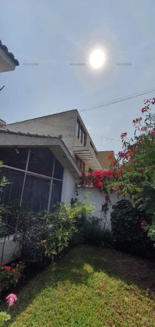 VENTA DE CASA COMO TERRENO EN SURCO - 1