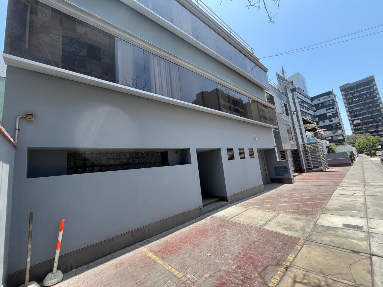 AMPLIO LOCAL DE 3 PISOS - 1567 M2 - A MUY BUEN PRECIO - 1