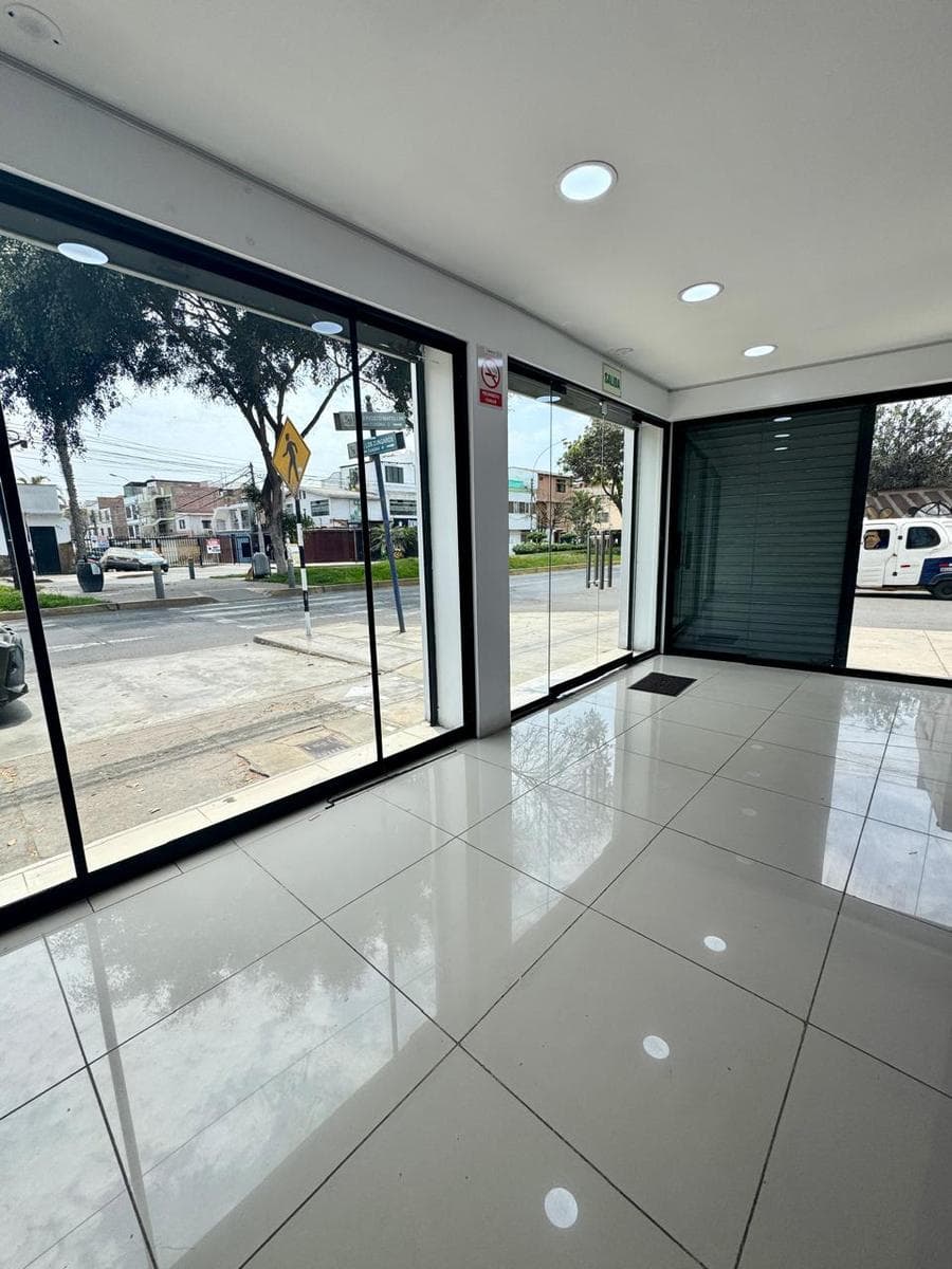 LOCAL COMERCIAL de 136 m2 CON LICENCIA AL DIA - EN ESQUINA AV. MATELLINI . - 1