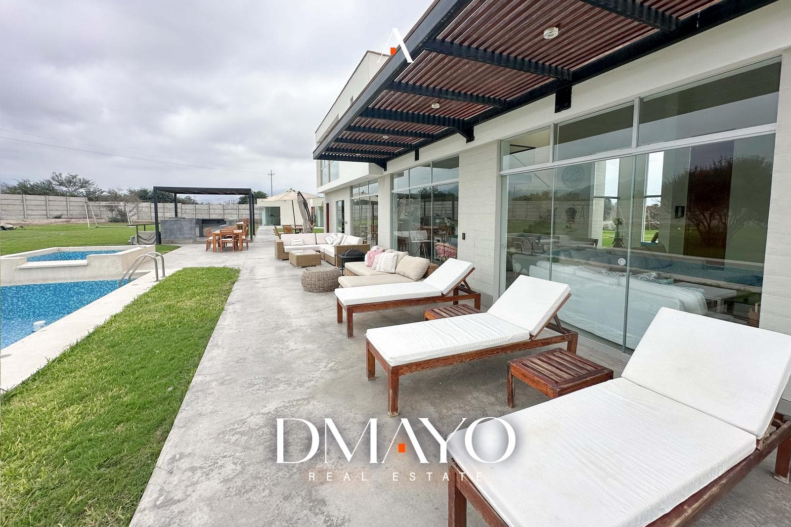 SE VENDE CASA EN CHILCA DE 640 M2 - PISCINA- AREA VERDE- 10 DORM - 1