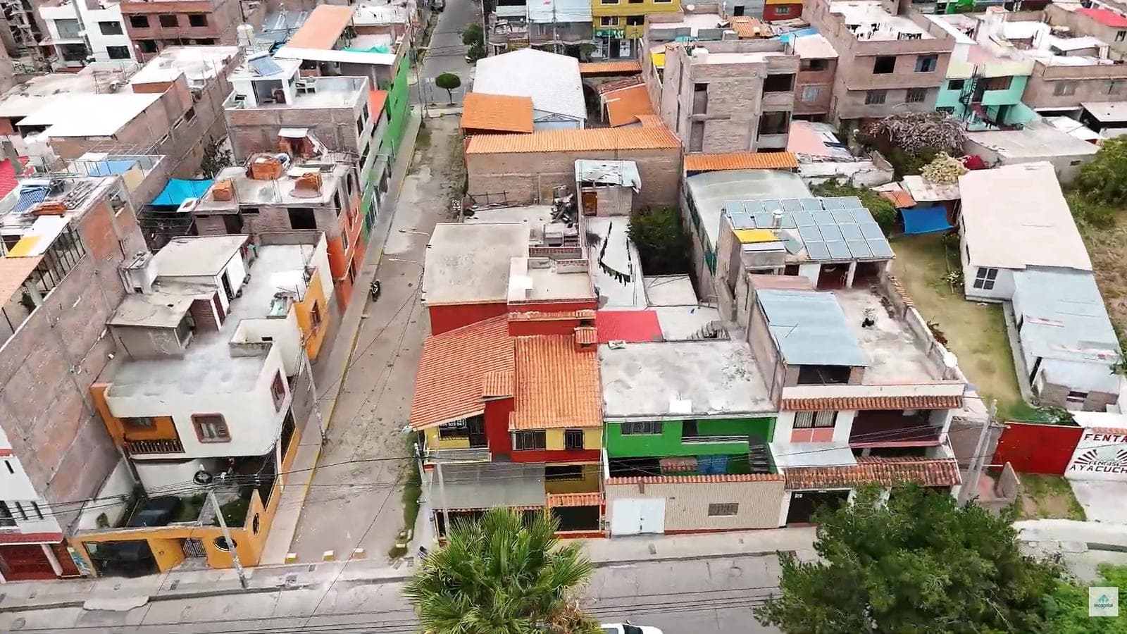Venta de Casa en Esquina frente al Parque Ingenieros en Urb. Mariscal Cáceres, Ayacucho - 2