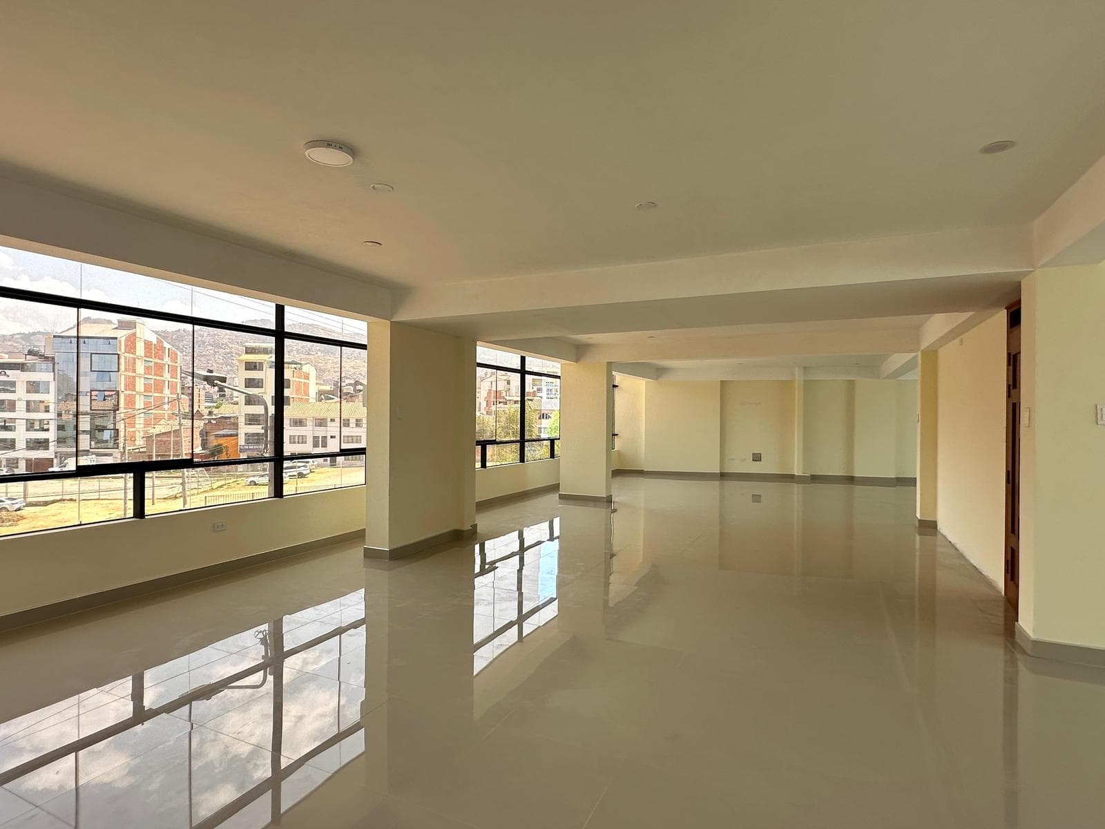 Local EN ALQUILER -> AV. LA PAZ CERCA AL OVALO DE PACHACUTEQ - 1