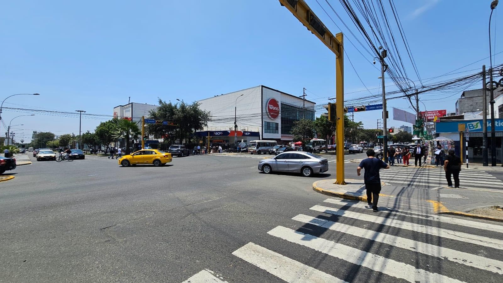 Centro comercial en Venta - Surco - 5 locales - Parque de la Amistad - 1