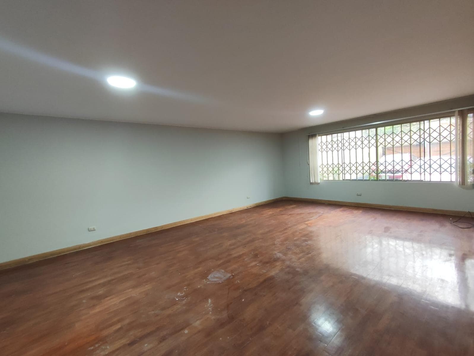 ALQUILER EXCLUSIVO – DEPARTAMENTO DE GRAN METRAJE EN 1ER PISO MIRAFLORES - 1