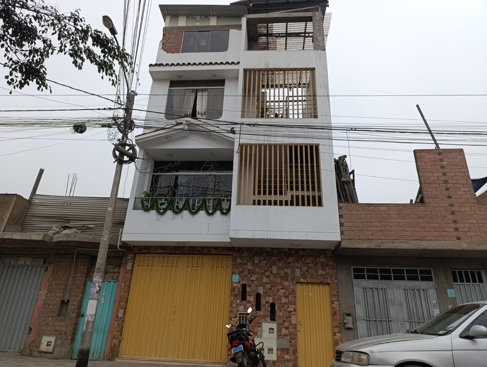 VENDO CASA DE 4 PISOS CON ESCALERA EXTERNA - 1