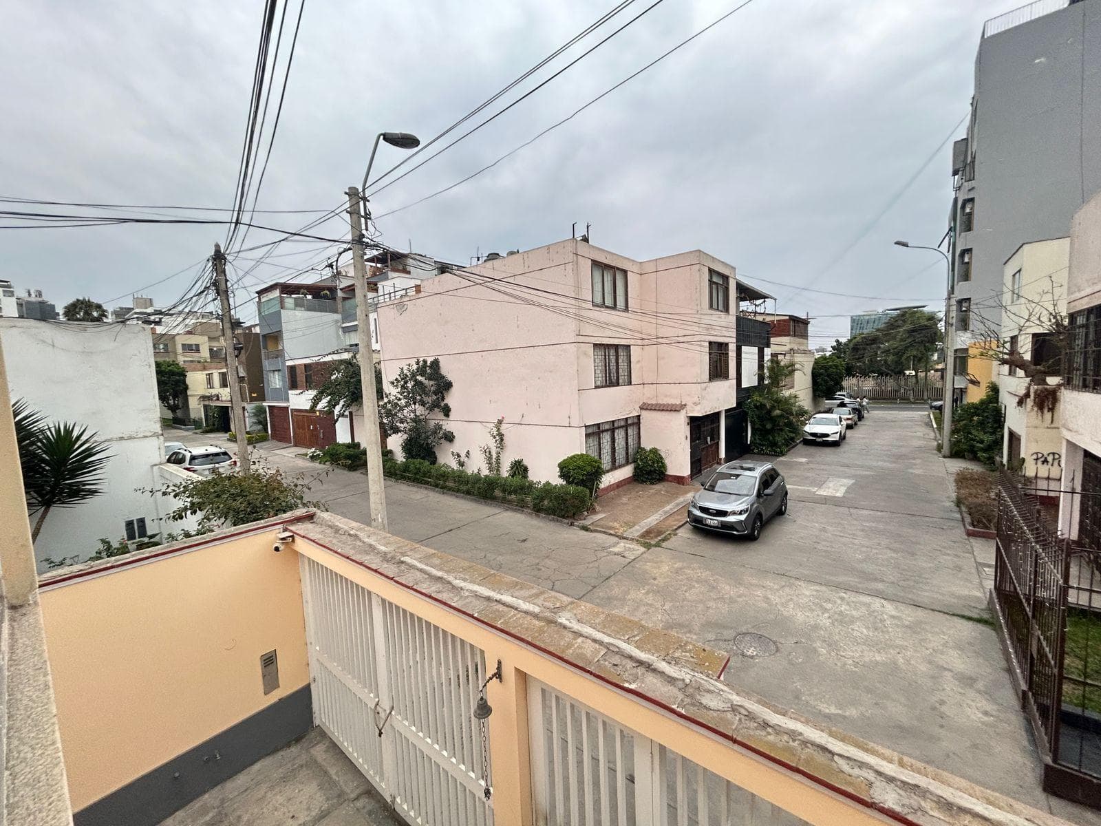 Venta de Amplia Casa como terreno de 2 Pisos con Jardín Interno 295 m2 - 1