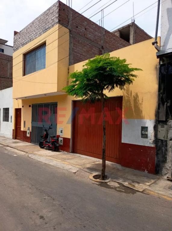 Venta : Casa De 3 Pisos Local Comercial - Surquillo - 1