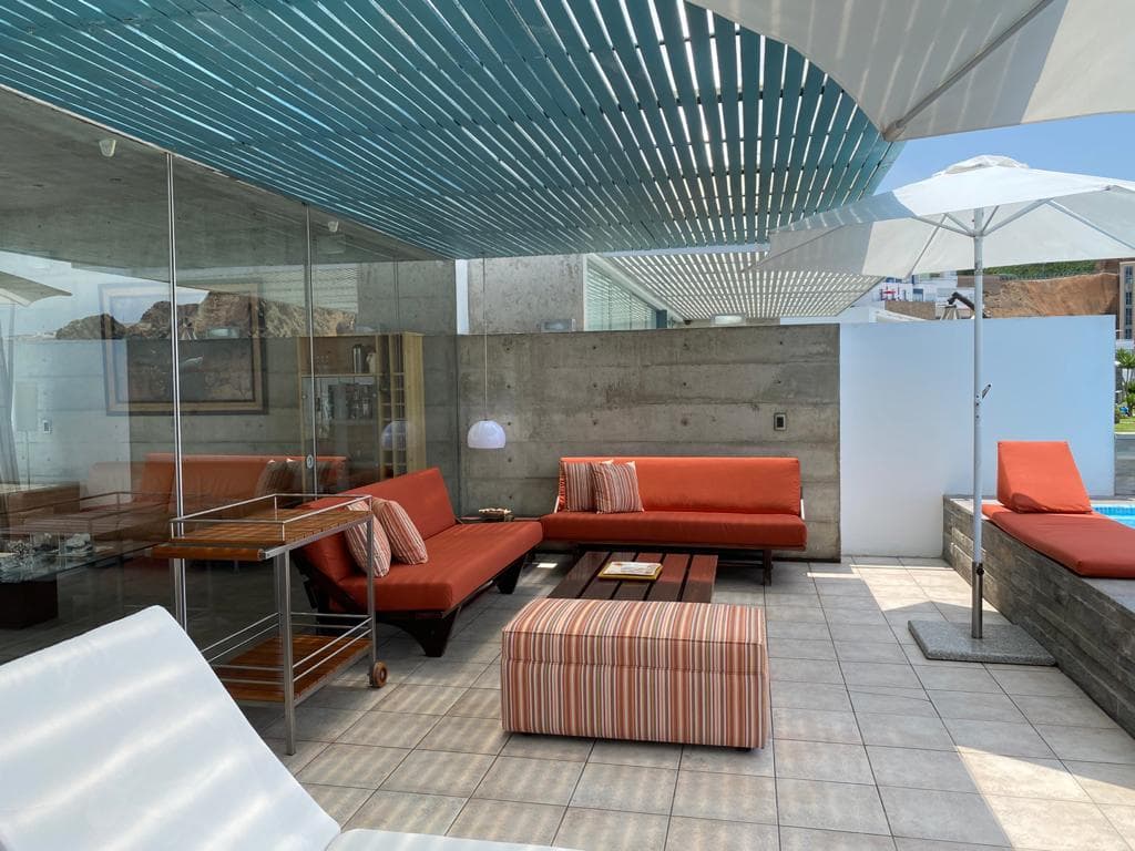 Casa en 1ra fila con piscina y a pasos de la playa - 1