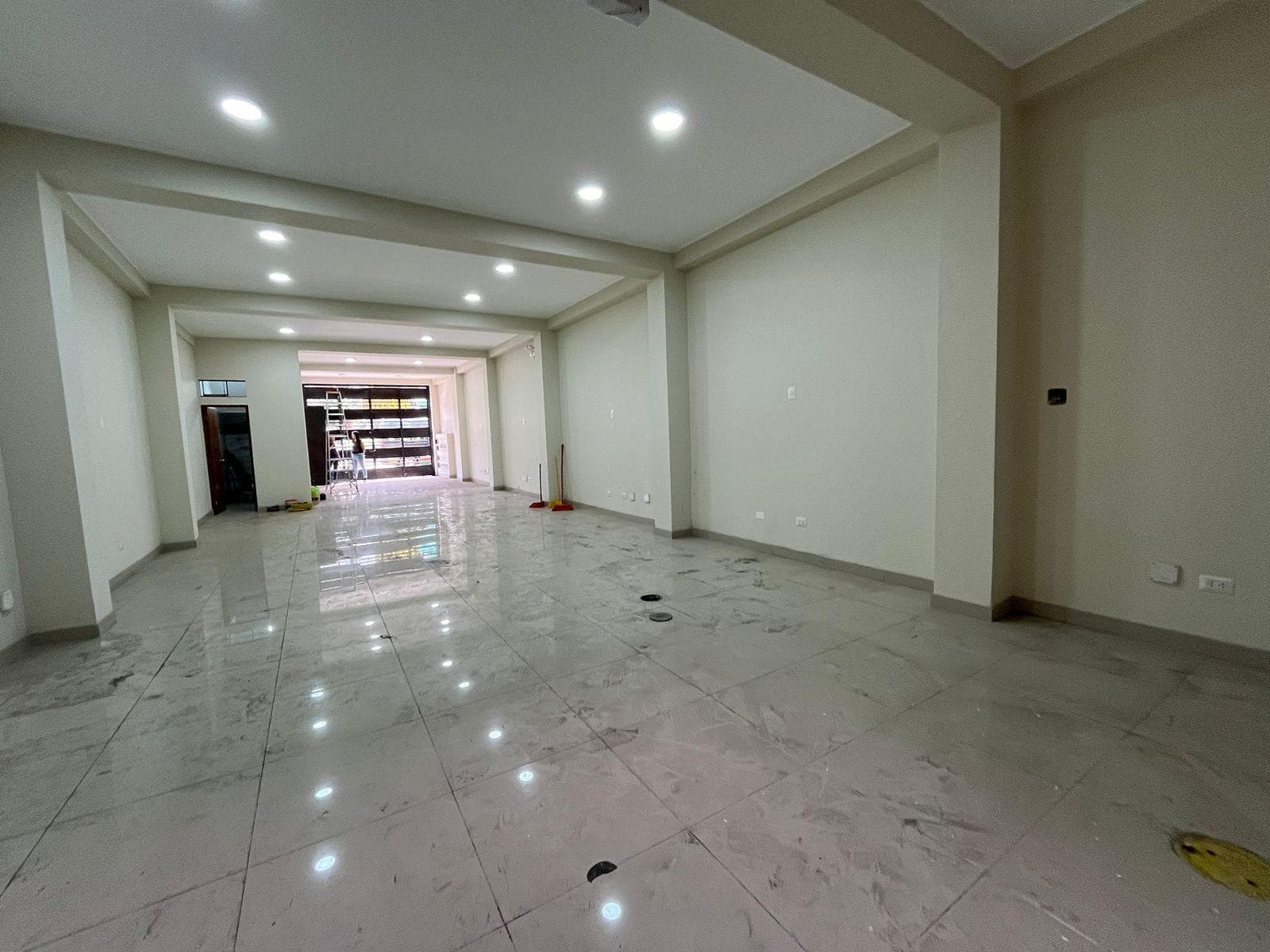 SE ALQUILA LOCAL COMERCIAL EN VILLA EL SALVADOR PRIMER PISO DE 120 M2 EN AV. MARIA REICHE - 1