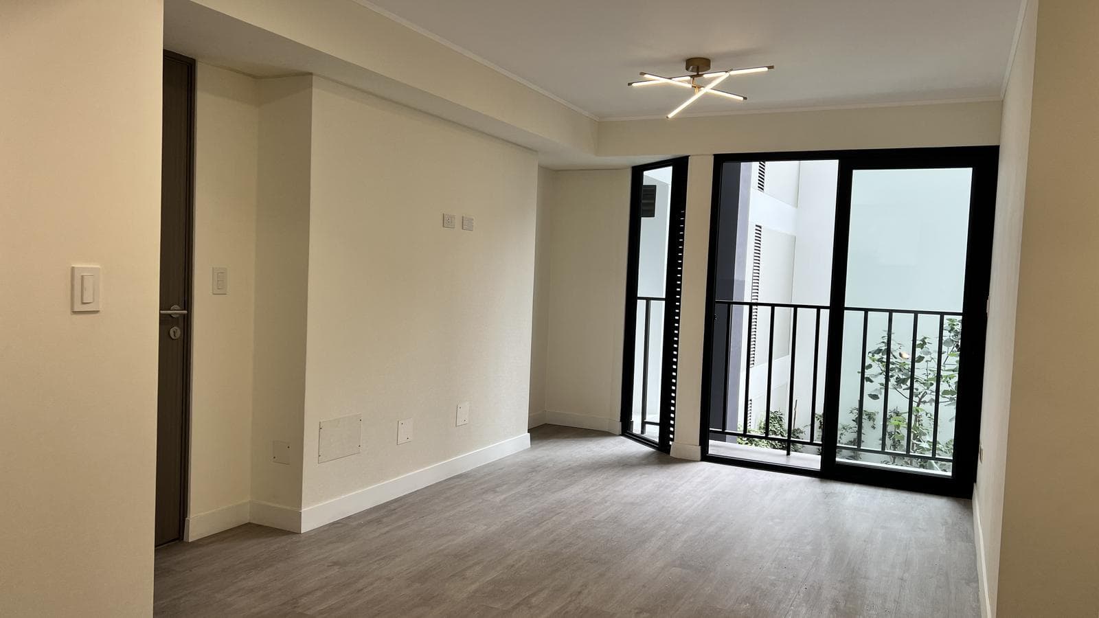Alquiler de departamento de estreno con balcón y áreas comunes de lujo en San Isidro - 1