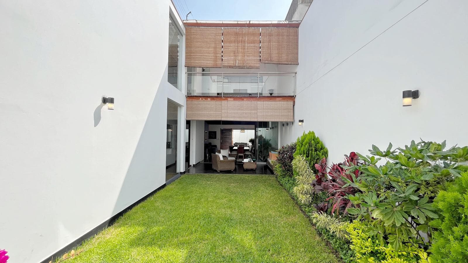 CASA EN VENTA | 2 PISOS | JARDÍN | 3 COCHERAS - 1